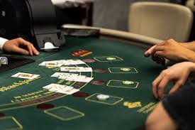 Antarmuka platform bettingan menampilkan pasar taruhan olahraga, meja kasino langsung, dan permainan slot